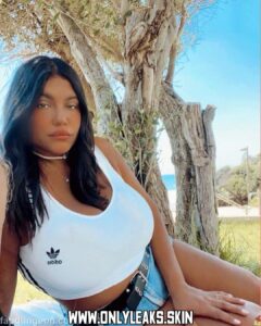 Tomerasherian_ Brown Eyes Influencer Jewish Female
