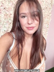 Adriana Fenice Busty Brunette Busty Brunette Beauty