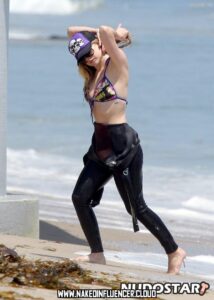 Avril Lavigne Slim Body Blonde Straight Small Breasts Leaks